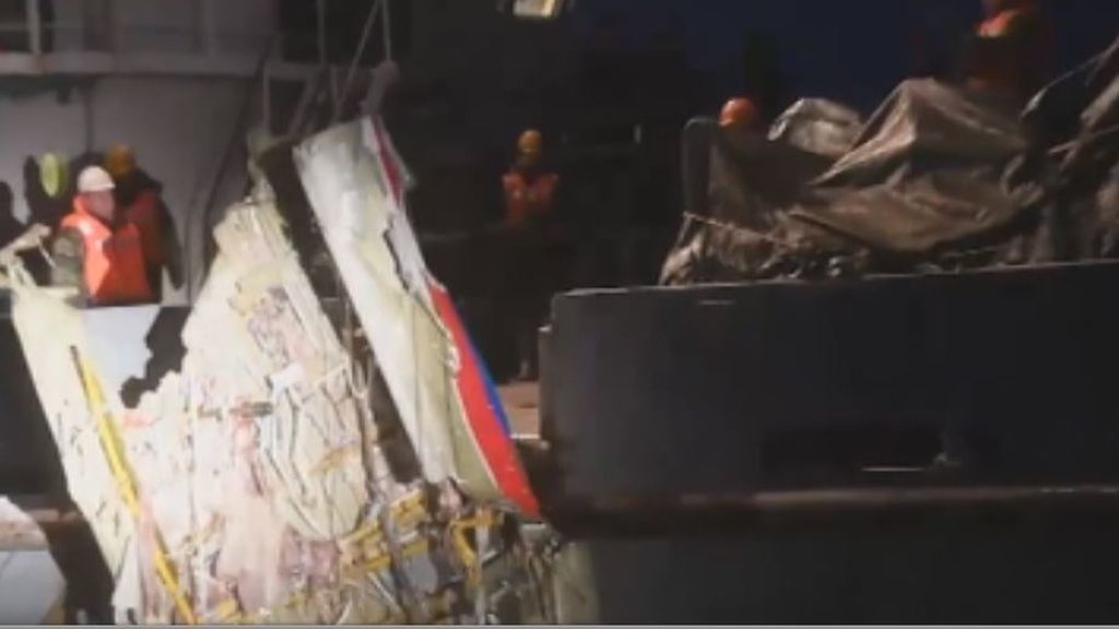 Hallan trozos de fuselaje y la cola del avión ruso que se estrelló en el mar Negro