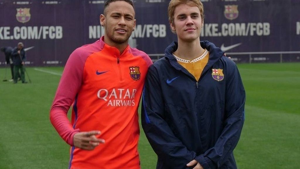 Justin Bieber se entrena con los jugadores del F.C Barcelona