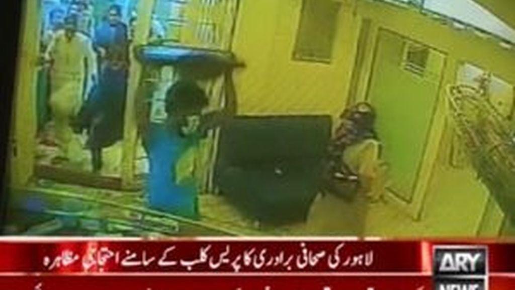 Un muerto y ocho heridos tras el asalto contra una televisión en Pakistán
