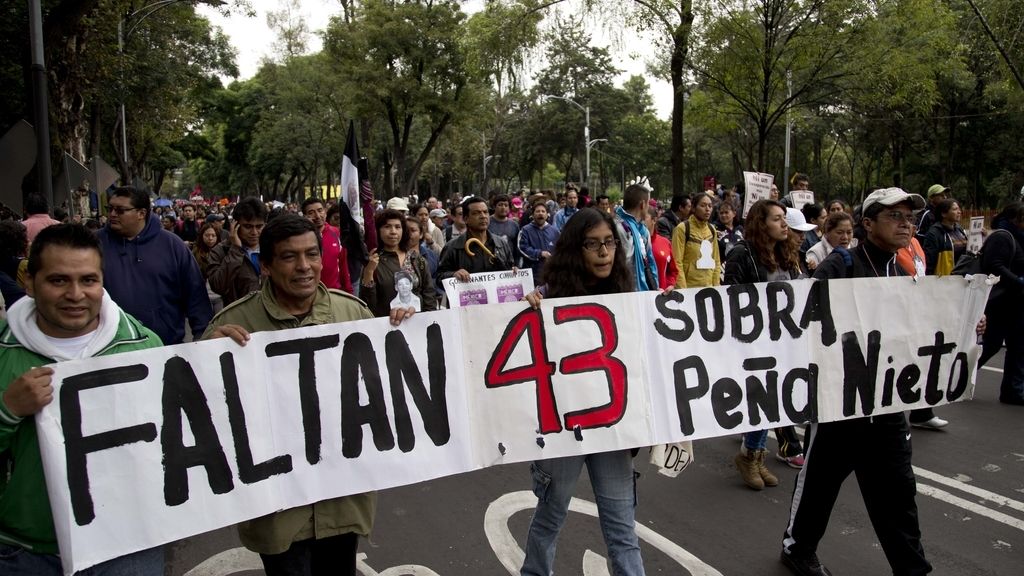 Fuertes disturbios en México en el aniversario de la desaparición de 'los 43 de Iguala'