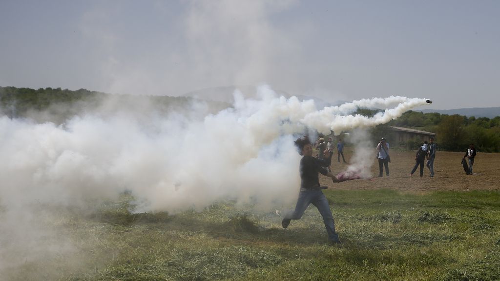 La Policía macedonia vuelve a utilizar gases lacrimógenos contra los refugiados