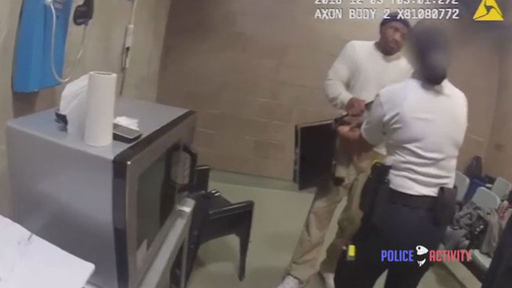 Un preso agrede brutalmente a una funcionaria en Illinois