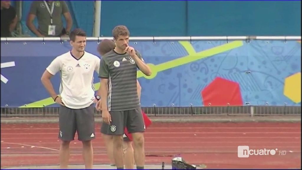 Golazo de Müller en el entrenamiento y celebración a lo Joachim Löw