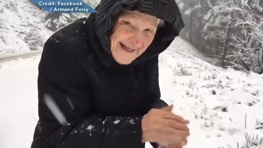 El entusiasmo de una mujer de 101 años al tocar la nieve