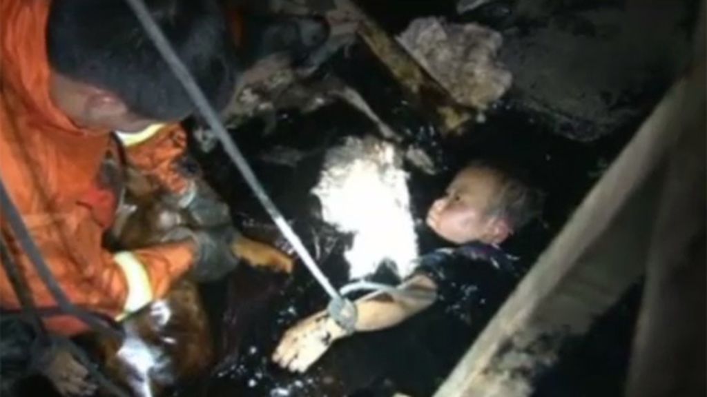 Espectacular rescate de dos niños chinos atrapados en un tanque de alquitrán