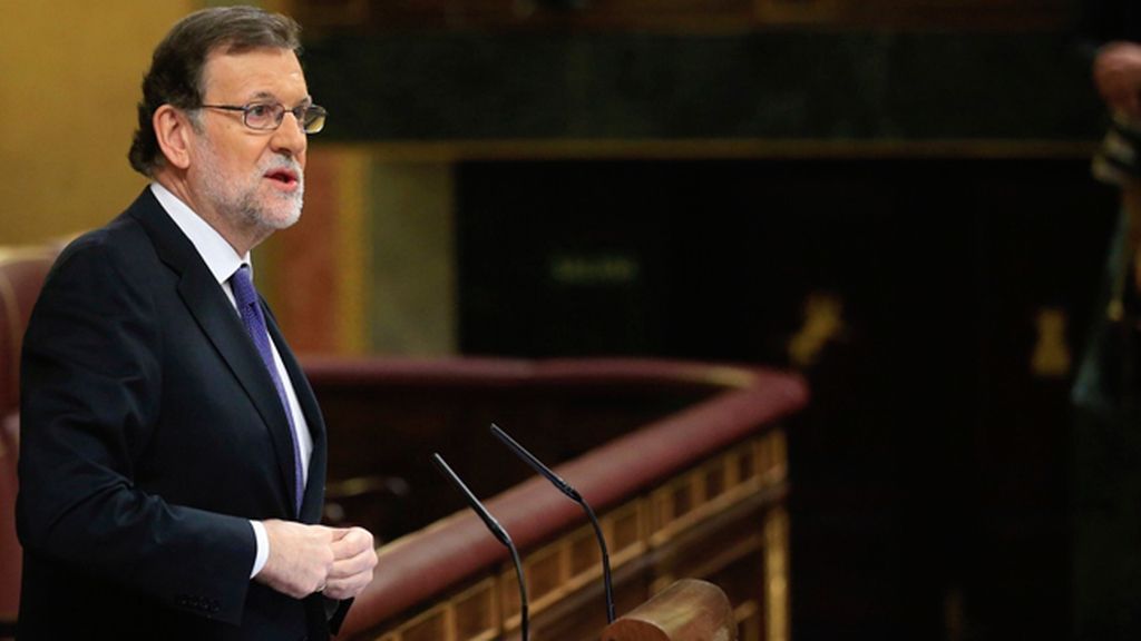 Rajoy comparece por primera vez en la tribuna como presidente en funciones