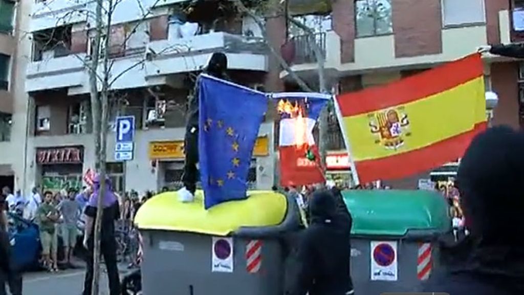 Queman banderas de España, Francia y la UE durante la manifestación de la CUP