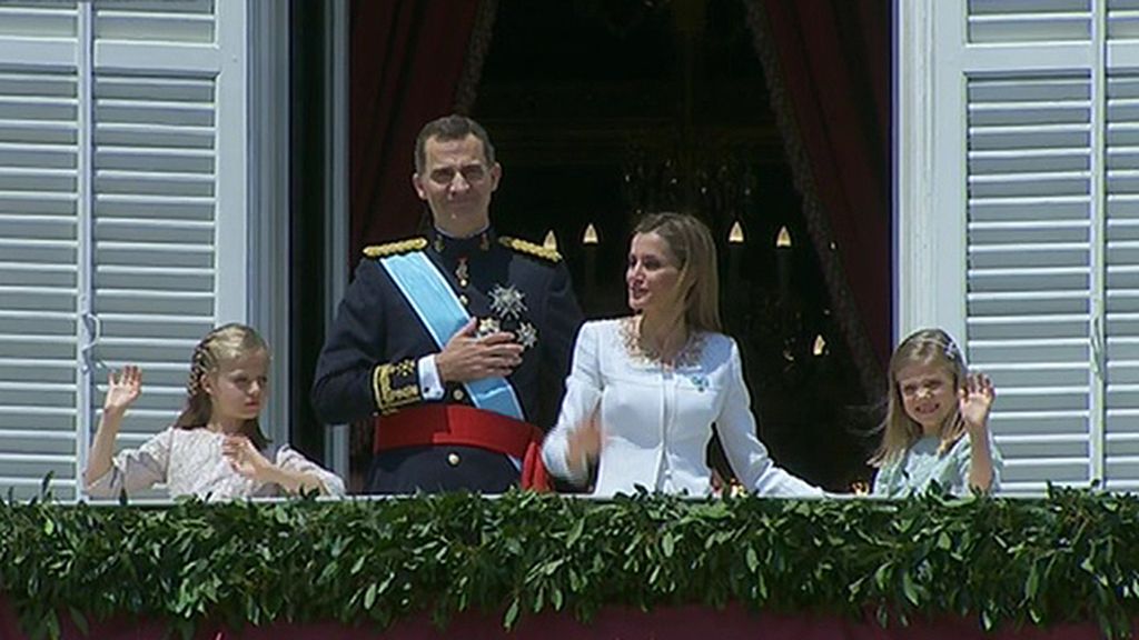 El saludo de los reyes en el Palacio Real, un momento lleno de besos y abrazos El saludo de los reyes en el Palacio Real, un momento lleno de besos y abrazos