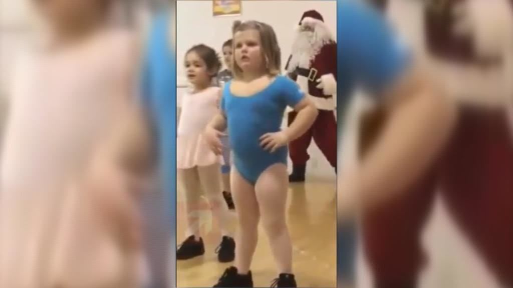 Una niña de 4 años sorprende a Papá Noel con sus divertidos pasos de baile