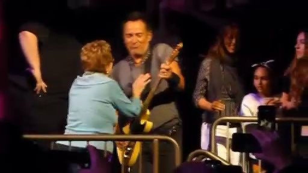Bruce Springsteen saca a bailar a una mujer muy especial