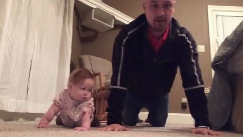 Así hace flexiones la bebé Lilly Ann