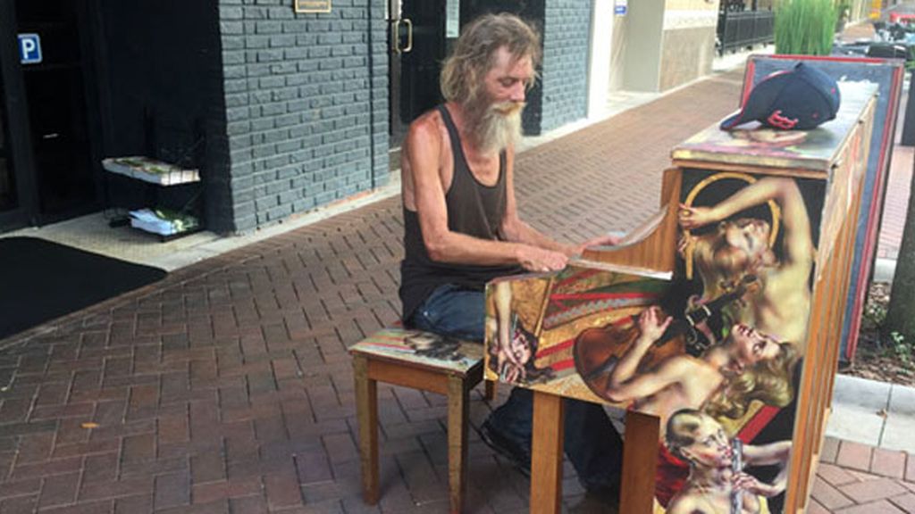 La maravilla, en las manos de este indigente que toca el piano en la calle