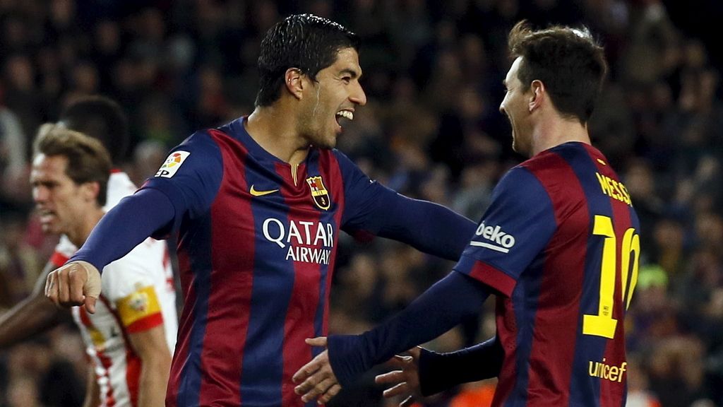 Messi y Luis Suarez se las apañan solos para mantener al Barcelona líder