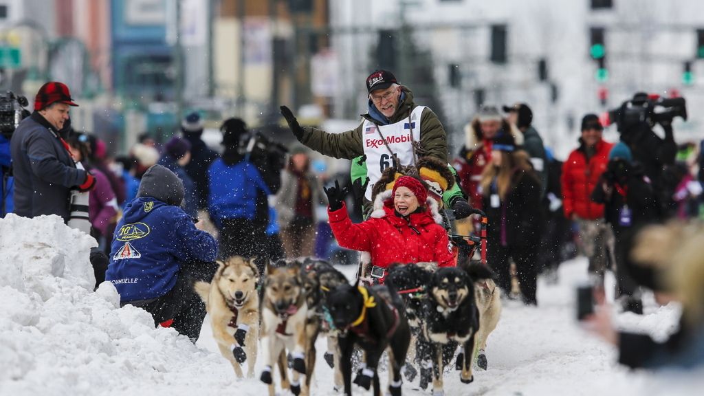 Arranca la tradicional carrera de trineos tirados por perros en Alaska