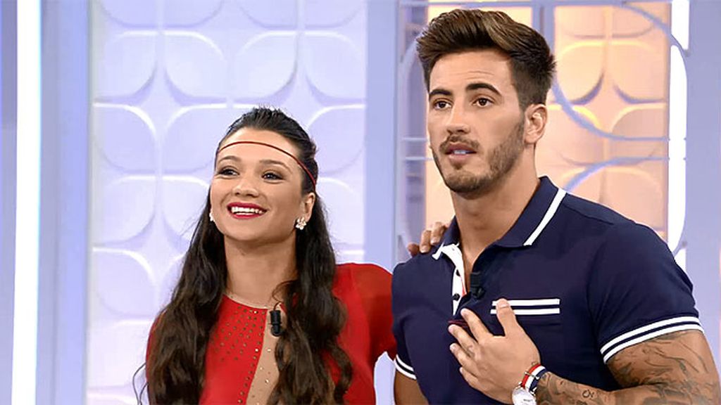 Ylenia baja movimiendo las caderas Ylenia baja movimiendo las caderas