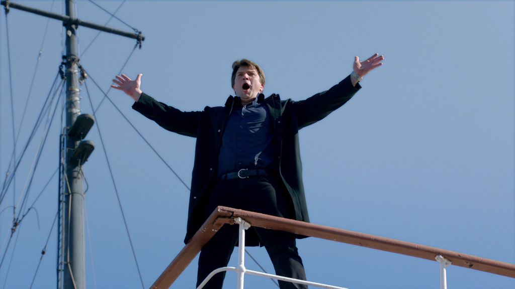 Castle imita a Di Caprio en el nuevo Titanic: “¡Soy el rey del Mundo!”
