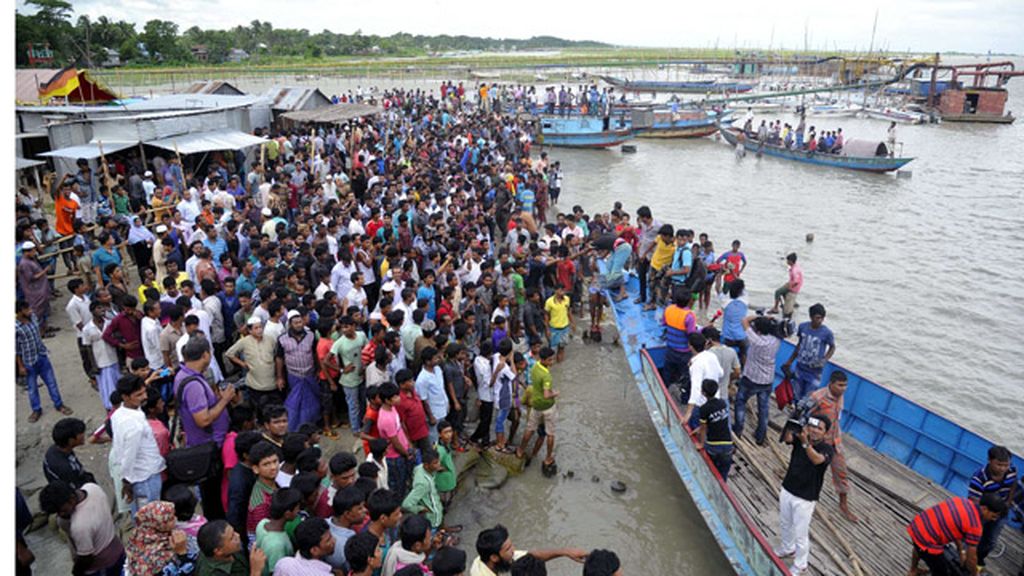 Al menos 200 desaparecidos en un naufragio en Bangladesh