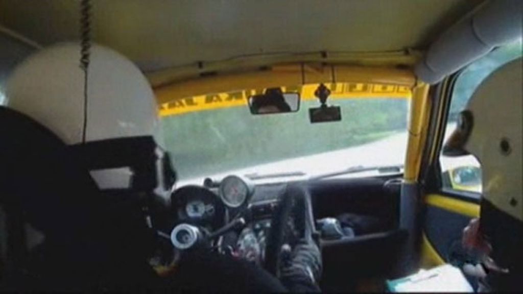 Un piloto de rally compite en una carrera... ¡sin volante!