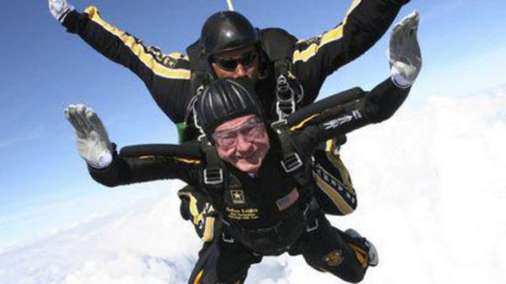 Bush cumple 90 años y lo celebra lanzándose con un parapente