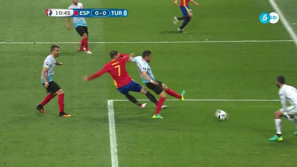 ¡Al palo España! Morata remató al poste en la primera ocasión de gol de la Roja