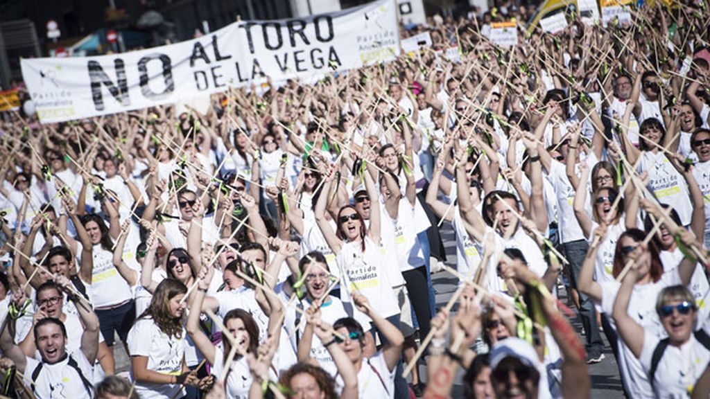 Miles de manifestantes rompen una lanza contra el Toro de la Vega en Madrid