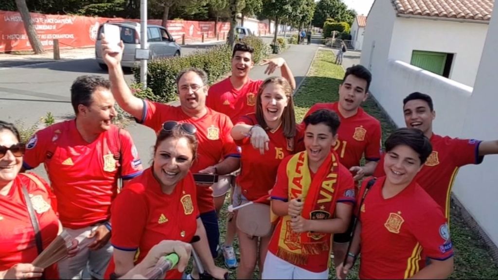 Los Platero y tú, España: la familia más numerosa (y patriota) ya está en Ré para animar a la Roja