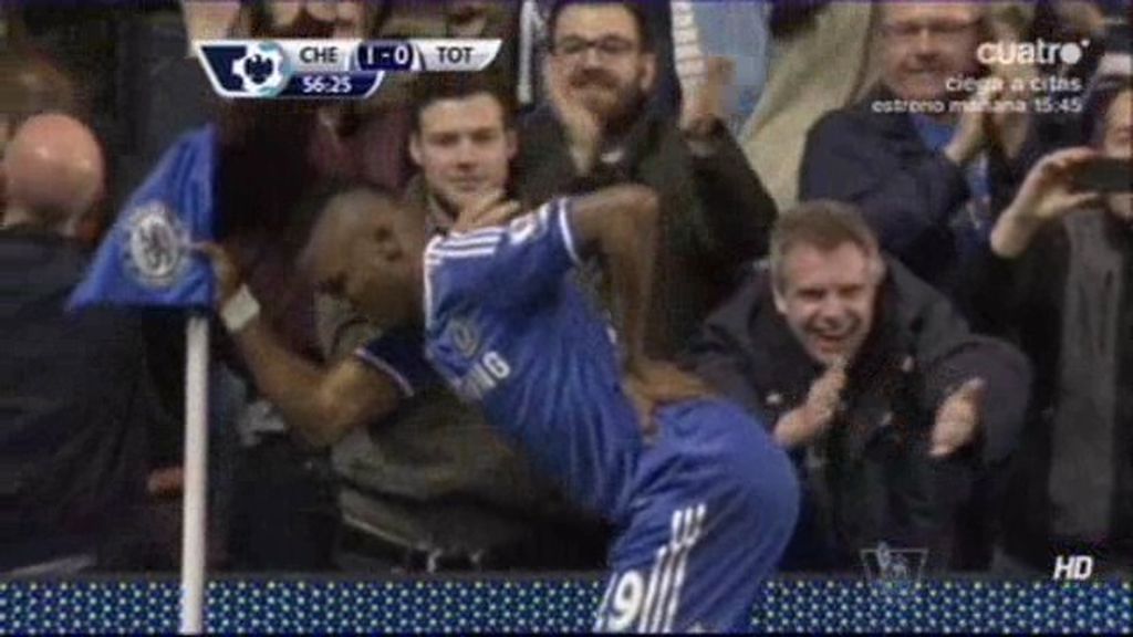 Eto'o se hace el anciano tras marcar un gol con el Chelsea