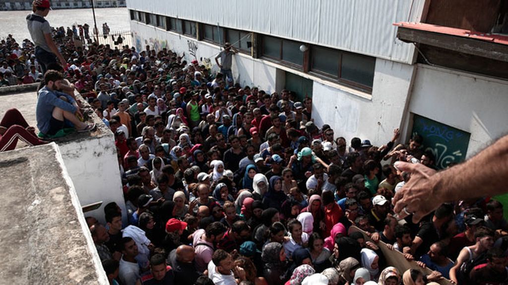 Cientos de inmigrantes se agolpan en un recinto de la isla griega de Kos