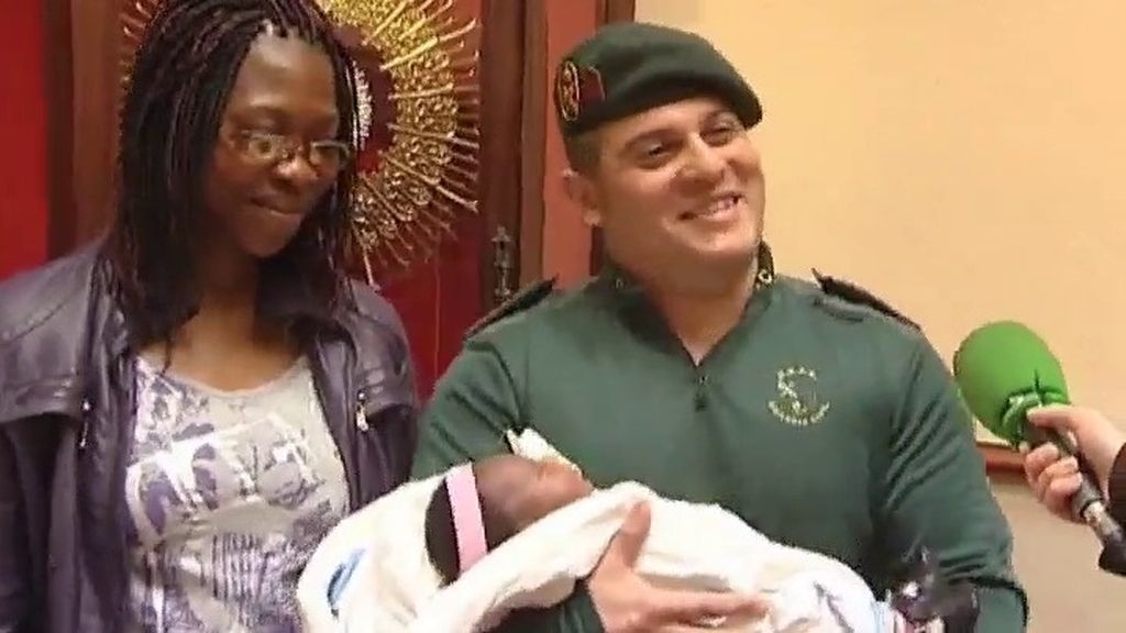 El guardia civil que rescató a una inmigrante embarazada asume la tutela de su hija