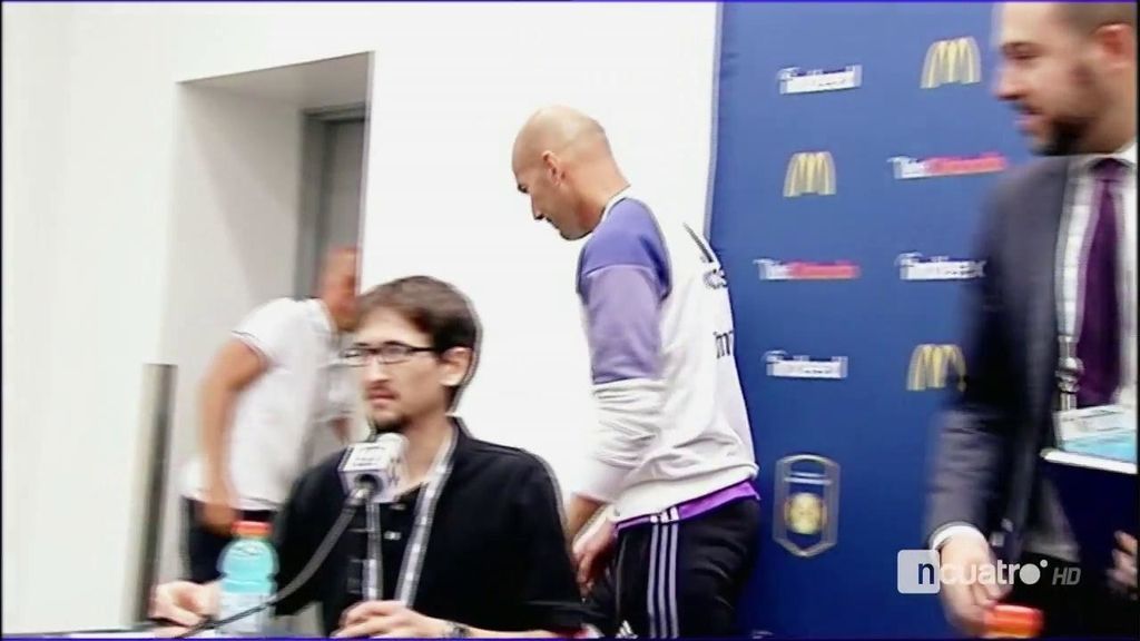 Zidane no dio muchas explicaciones y dejó que el traductor acabase la rueda de prensa