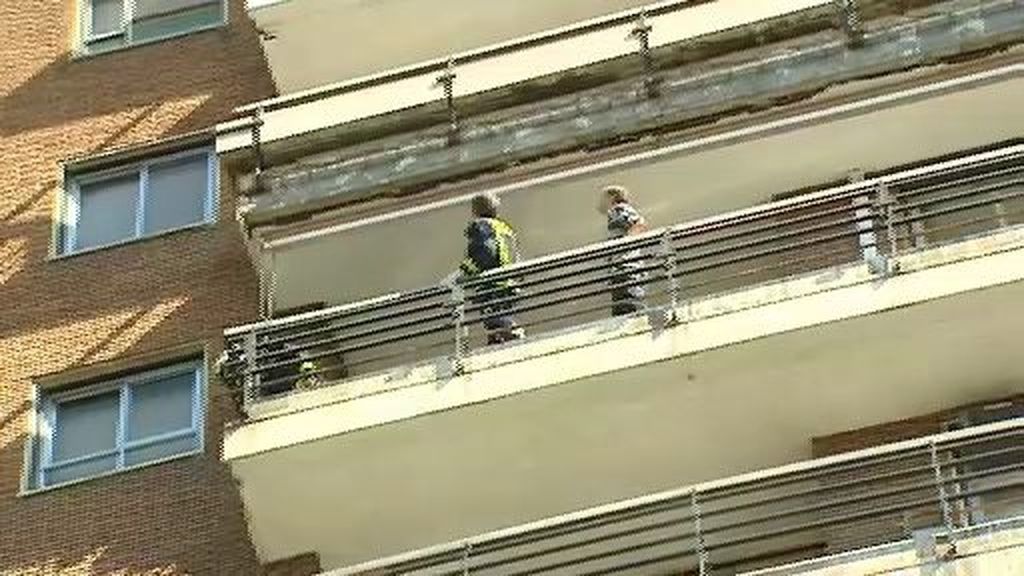 Un hombre muere al caerle en la cabeza un cascote de un balcón en Madrid
