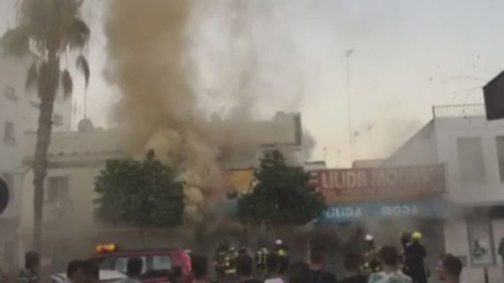 Rescatados una mujer y dos niños de un incendio en Sevilla