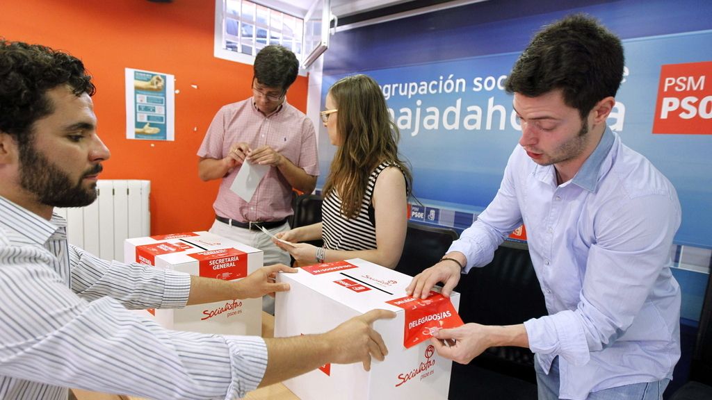 Los militantes del PSOE participan en un día histórico para el partido