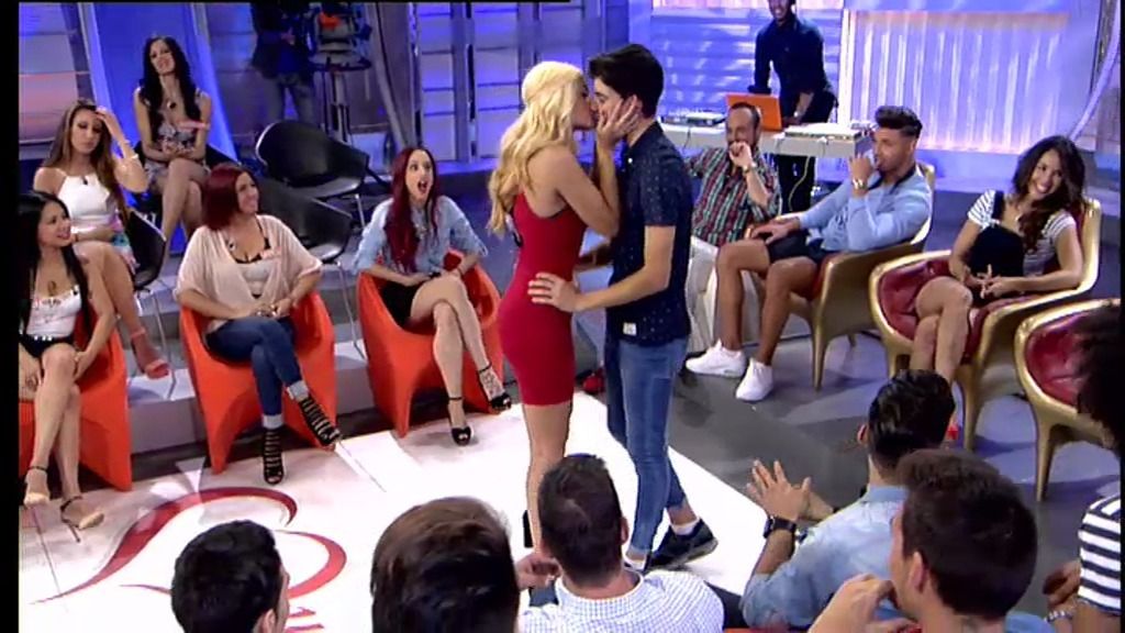 Laura besa en la boca a Julen