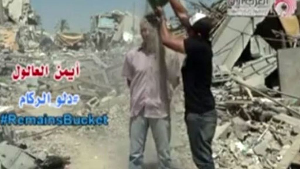 Cambia el agua helada por un cubo de escombros en Gaza