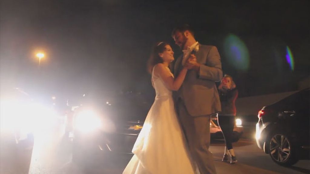 Una pareja de recién casados realiza su primer baile en pleno atasco
