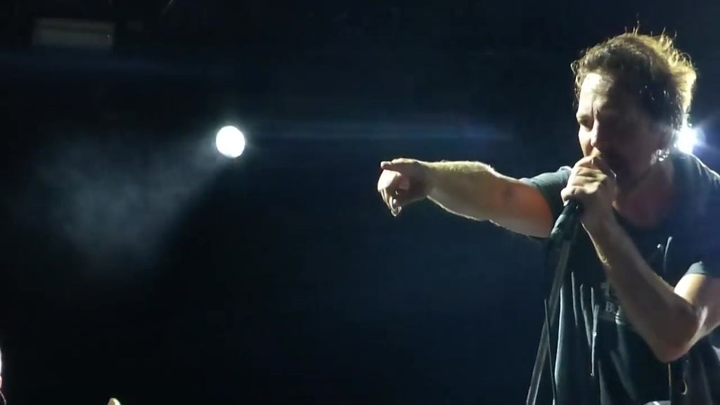 El vocalista de Pearl Jam para su concierto para detener una agresión machista