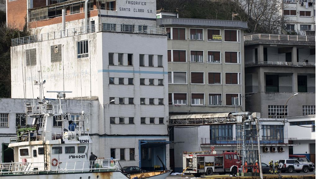 Dos fallecidos en la explosión de una fábrica de hielo en Ondarroa