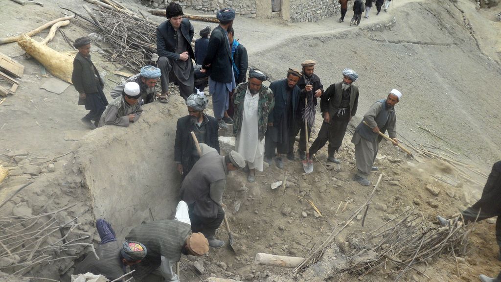 Supervivientes y voluntarios buscan vida tras el corrimiento de tierra en Afganistán