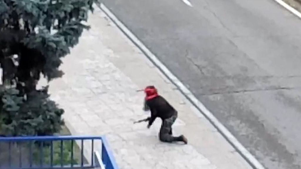 Una mujer vestida de Rambo con un rifle de juguete causa alarma en Madrid