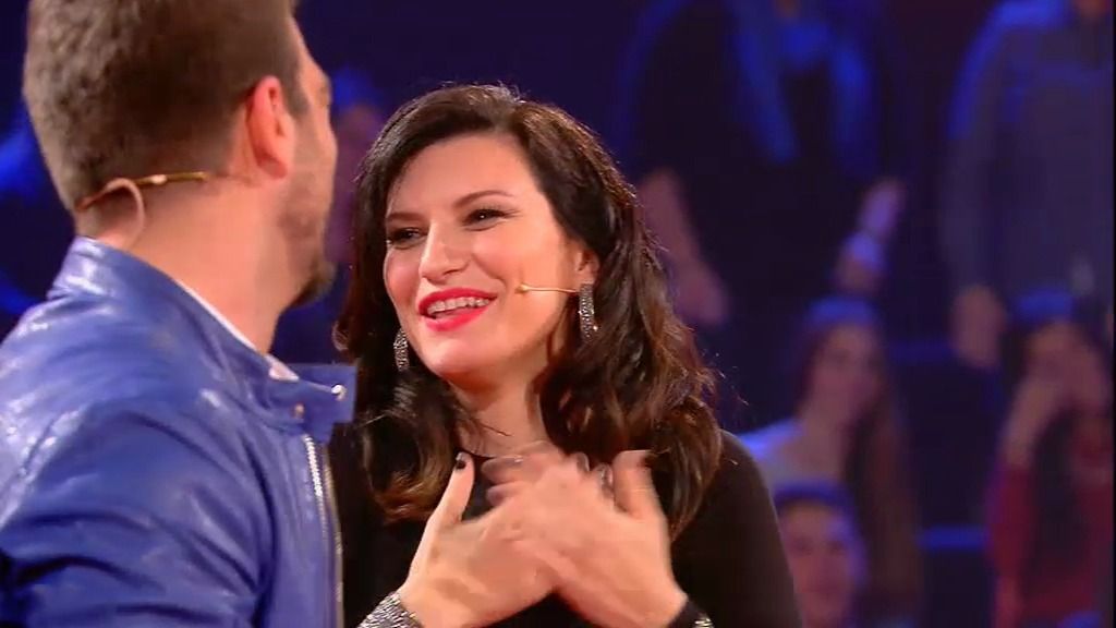 Momentazo: ¡Antonio Orozco enseña a Laura Pausini a bailar la rumba!