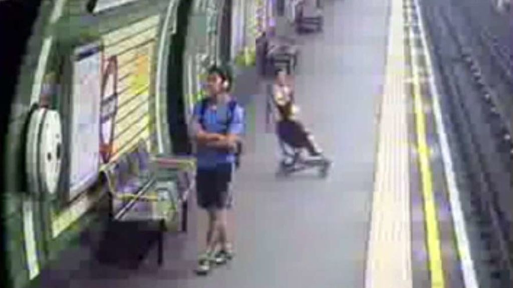 Un bebé cae a las vías del metro en Londres
