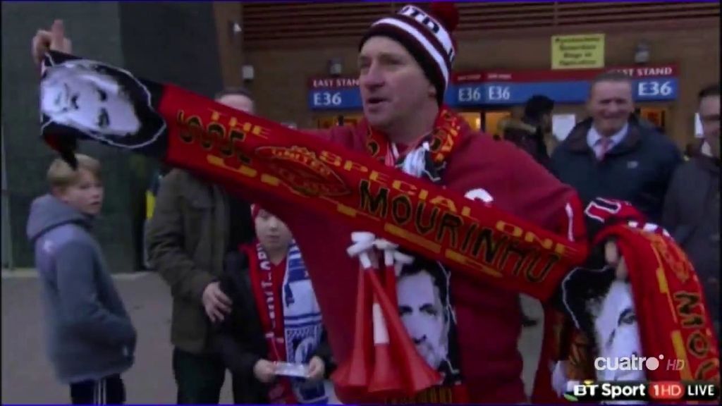 Los seguidores del United piden la llegada de Mourinho: ya hay bufandas con su cara