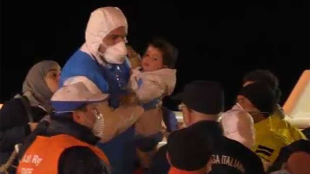 Un centenar de inmigrantes rescatados en una barca en Sicilia