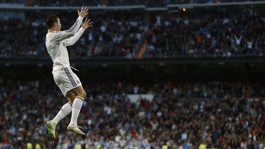 Cristiano Ronaldo se disfraza de Superman para 'volar' sobre el Levante