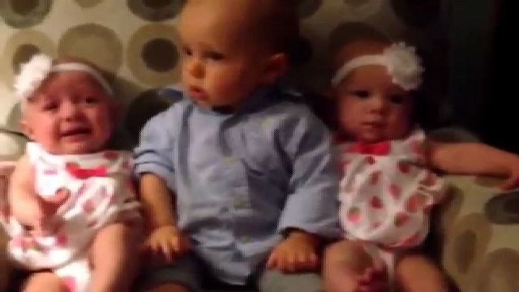 La reacción de sorpresa de un bebé al ver unas gemelas