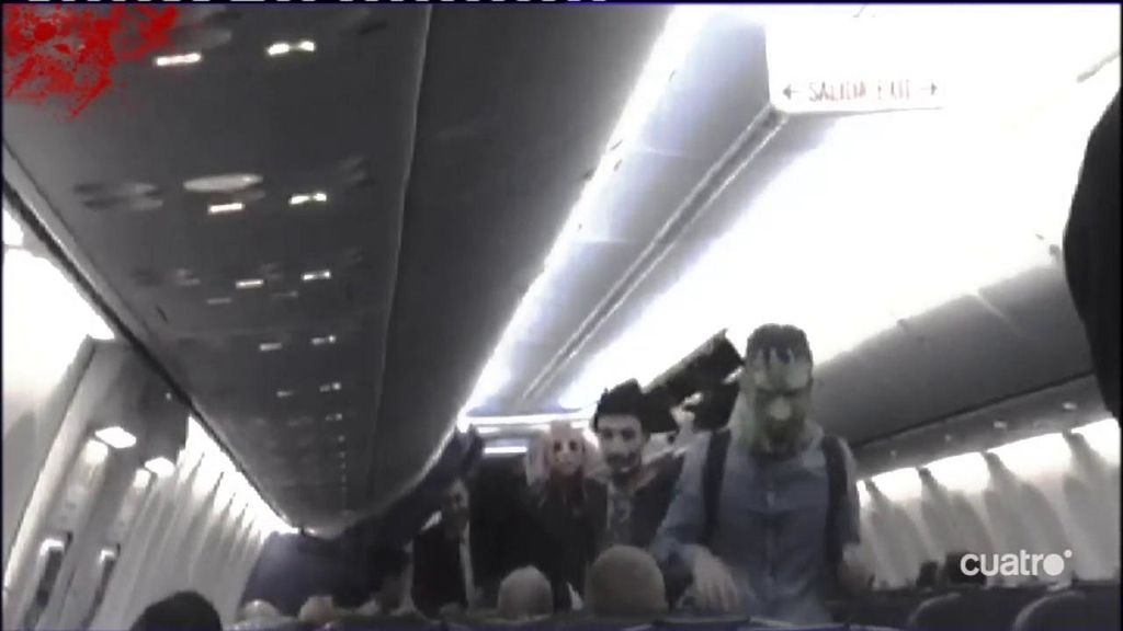 Así fue el avión del Barça en Halloween: Batman, un preso y un hombre lobo