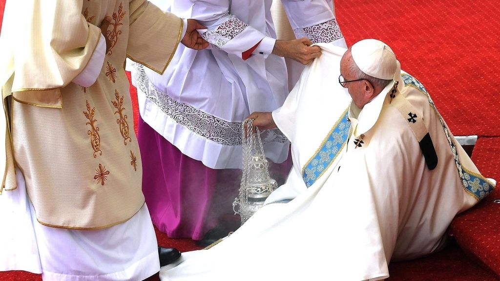 El papa Francisco sufre una caída durante una misa en Polonia