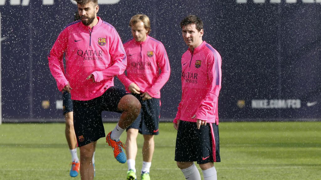 Piqué y Messi se vuelven confidentes en el entrenamiento y se defienden de la polémica
