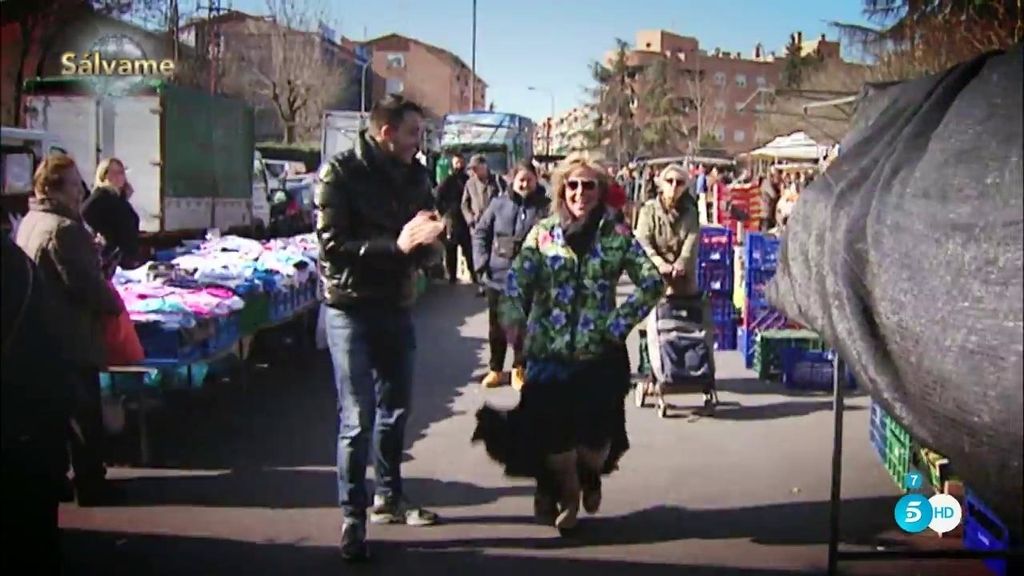 Lydia ensaya la rumba en el mercadillo